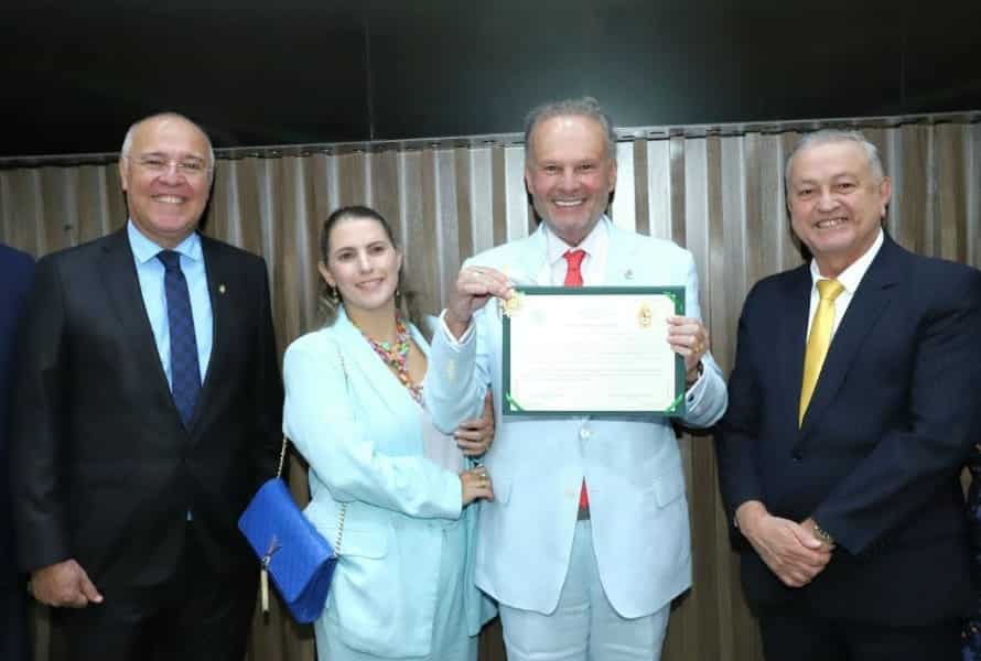Conselheiro Mario de Mello recebe medalha de Ouro da Cidade de Manaus
