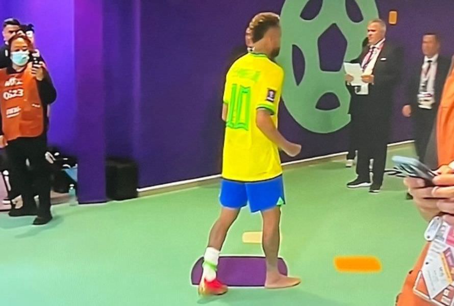 Neymar sente tornozelo durante jogo contra Sérvia
