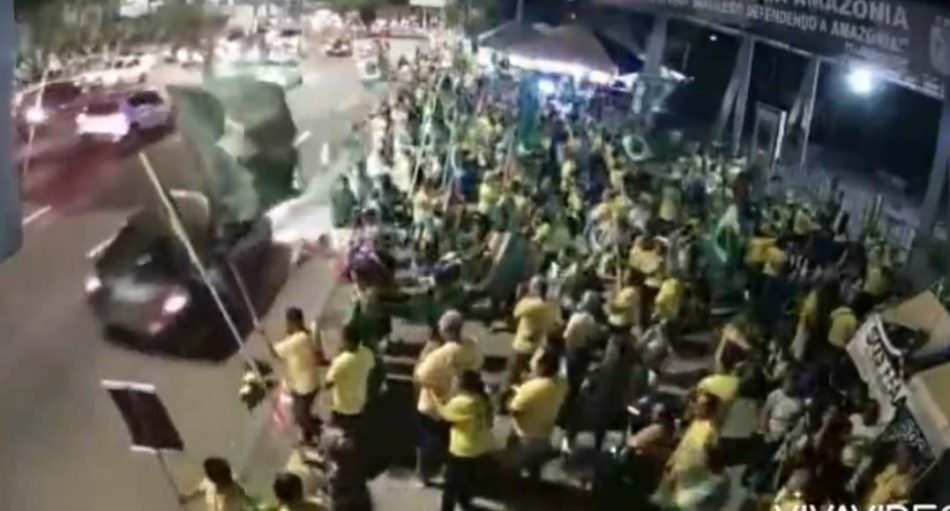 Motorista avança contra manifestação pró-Bolsonaro em frente ao CMA
