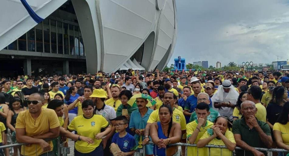 Na Arena da Amazônia, torcedores comemoram a vitória do Brasil
