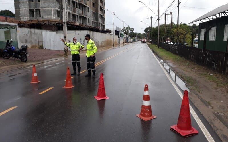 Avenida Senador Raimundo Parente é interditada para reparos na rede de drenagem