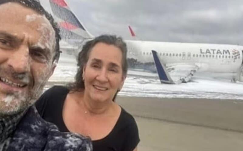 Casal tira selfie após acidente de avião; veja vídeo