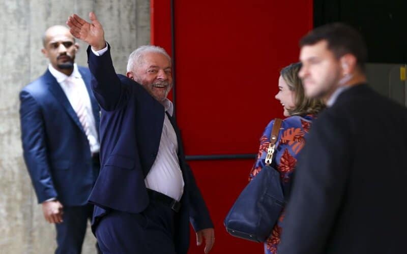 Lula recebe lideranças do Centrão e se reúne com economistas