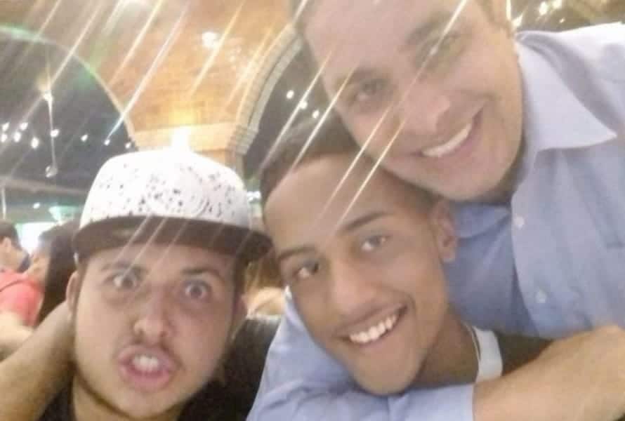 Foto de Waguinho Junior com seus irmãos um deles Lucas Felipe, 22 anos
