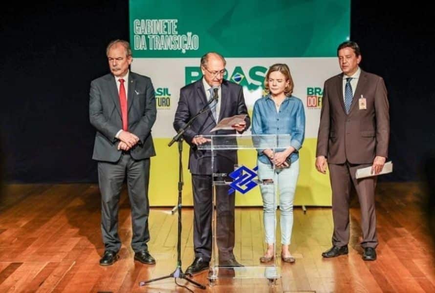 Alckmin acompanhado da presidente do PT Gleisi Hoffmann e Floriano Pesaro
