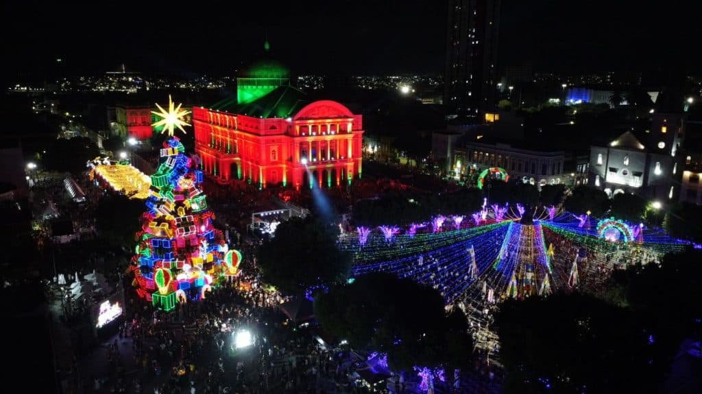 ‘O mundo encantado do Natal’ tem árvore de 30 metros em Manaus