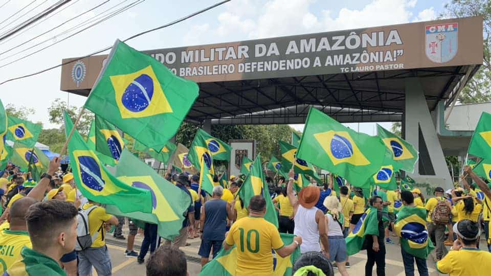 Manifestantes intensificam ato contra Lula em frente ao CMA no feriado