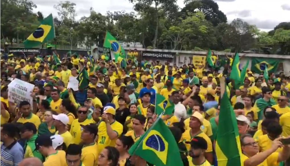 Intitulado ‘verde e amarelo’, bolsonaristas fazem ato em frente ao CMA, em Manaus