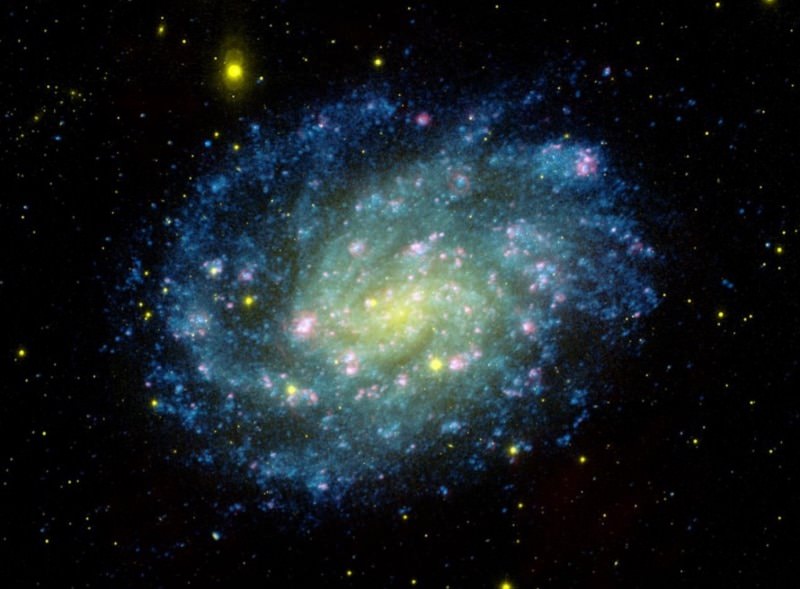 Nasa divulga foto de galáxia verde-amarela em homenagem a Pelé