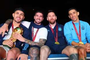 Seleção da Argentina desembarca em Buenos Aires e governo decreta feriado nacional