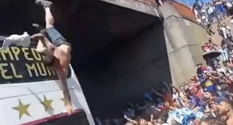 Na Argentina, torcedores caem durante desfile da seleção e ficam feridos
