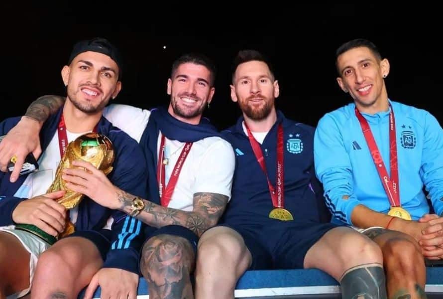 Seleção da Argentina desembarca em Buenos Aires e governo decreta feriado nacional