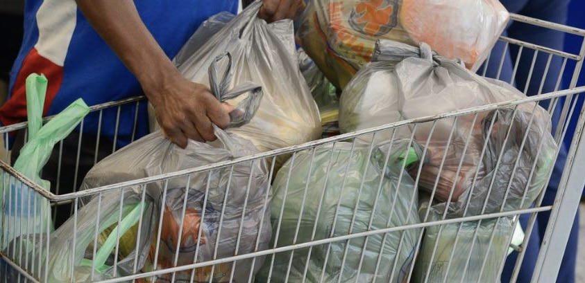 Sancionada lei que proíbe comercialização de sacolas plásticas em estabelecimentos comerciais no AM