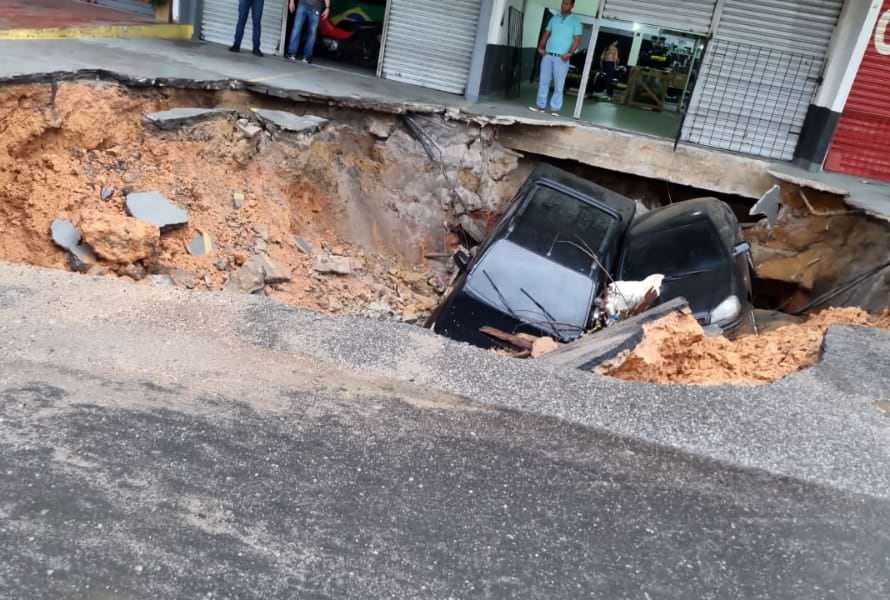 Vídeo: forte chuva abre cratera e ‘engole’ carros em Manaus
