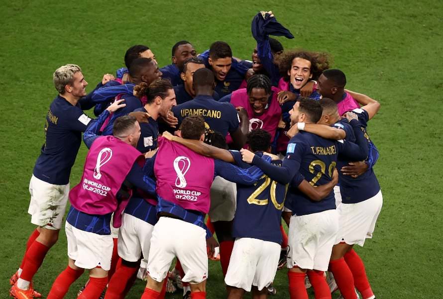 França derrota Inglaterra por 2 a 1 e se classifica para a semifinal da Copa