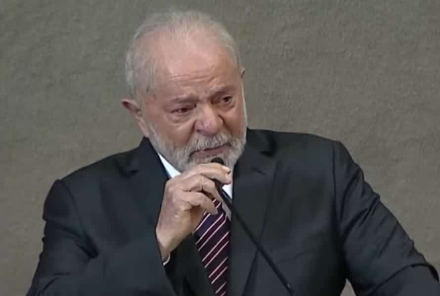 Lula chora em diplomação e afirma que o povo recuperou a democracia