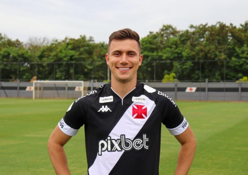 Vasco anuncia Lucas Piton, ex-Corinthians, como novo reforço