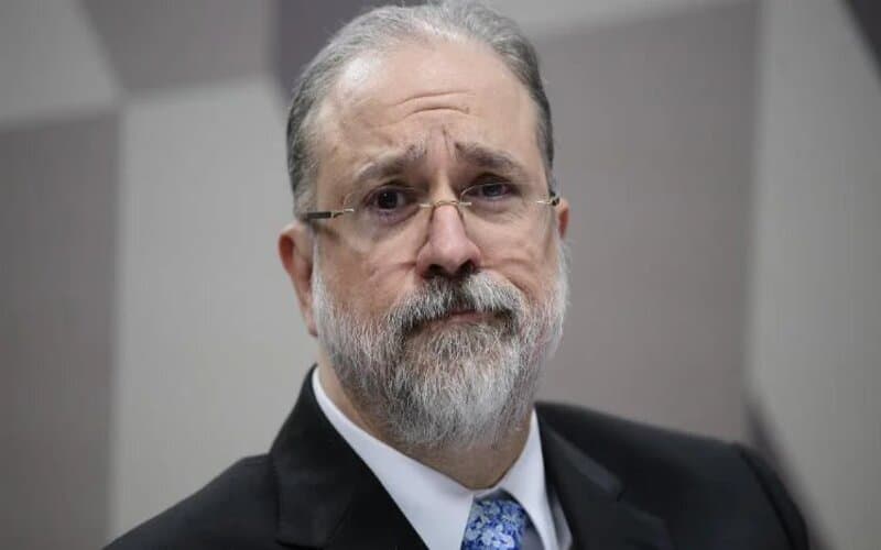 Augusto Aras sente-se ‘desprestigiado’ por não participar de visitas com Lula