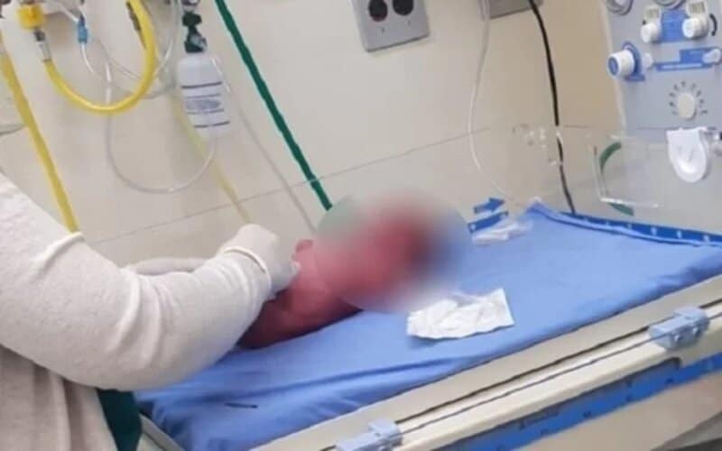 Câmera flagra abandono de recém-nascido na frente de hotel; veja vídeo
