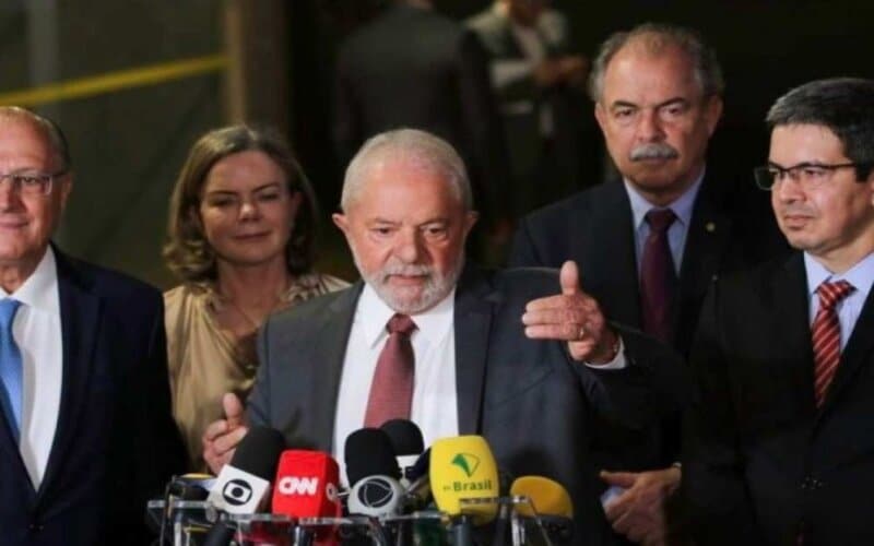 Lula anuncia fim das privatizações e novo presidente do BNDES