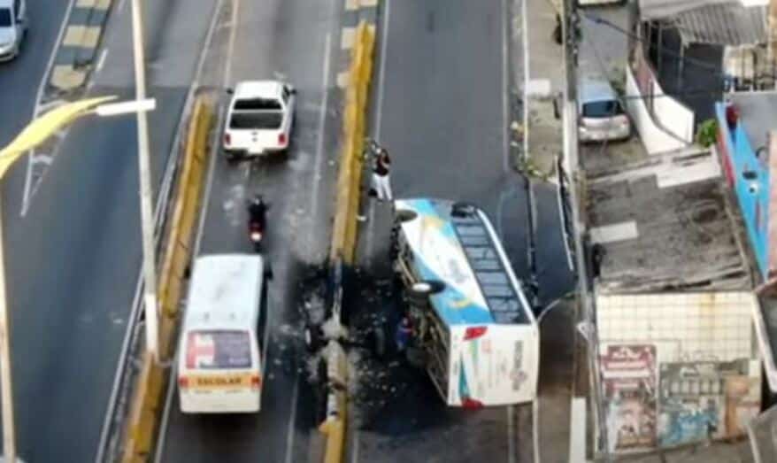 Acidente com ônibus deixa passageiros feridos na avenida Darcy Vargas