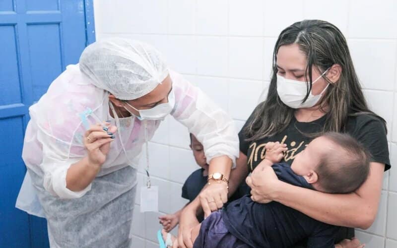 Vacinação de criança contra Covid em Manaus