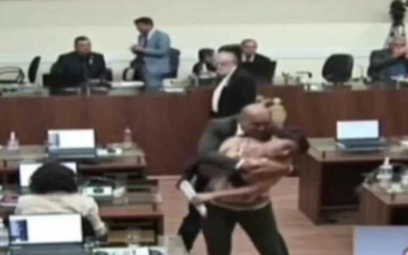 Vereador beija e abraça colega à força em sessão da Câmara de Florianópolis; veja vídeo