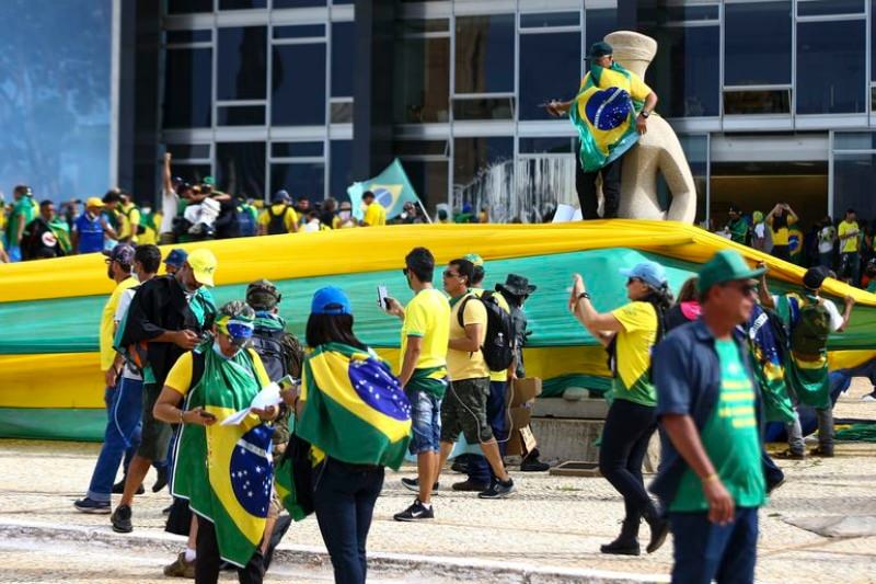 Justiça solta homem que quebrou relógio histórico em atos golpistas