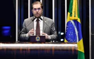 Plínio Valério critica situação de manifestantes presos em Brasília