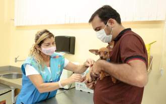 A meta de cobertura vacinal, é de pelo menos 80% para cães e 100% para gatos