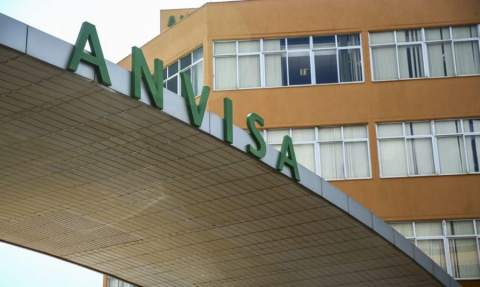 Anvisa derruba obrigatoriedade de máscaras em aviões