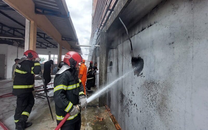 Corpo de Bombeiros realiza rescaldo em shopping atingido por incêndio