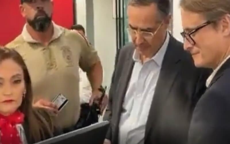 ‘Lixo’, dizem bolsonaristas para ministro Barroso em aeroporto; veja