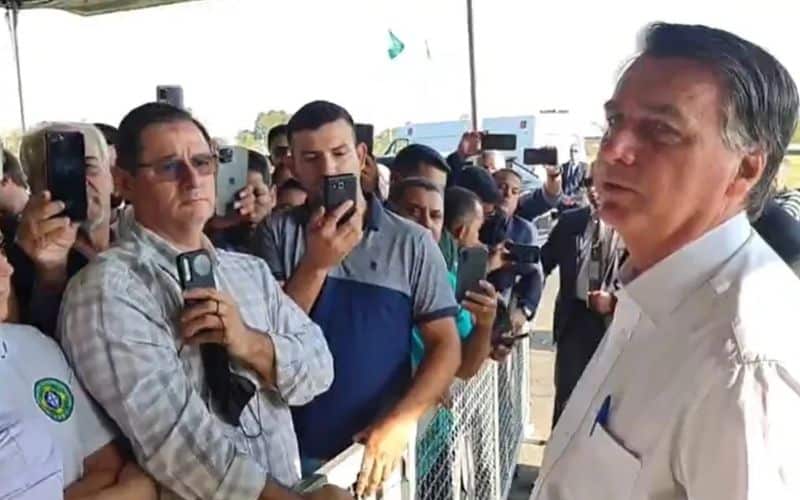 Bolsonaro pagou até ‘cercadinho’ com cartão corporativo