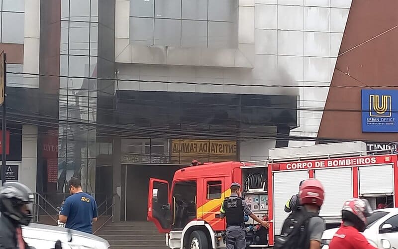 Depósito de shopping pega fogo na zona Leste de Manaus; veja vídeo