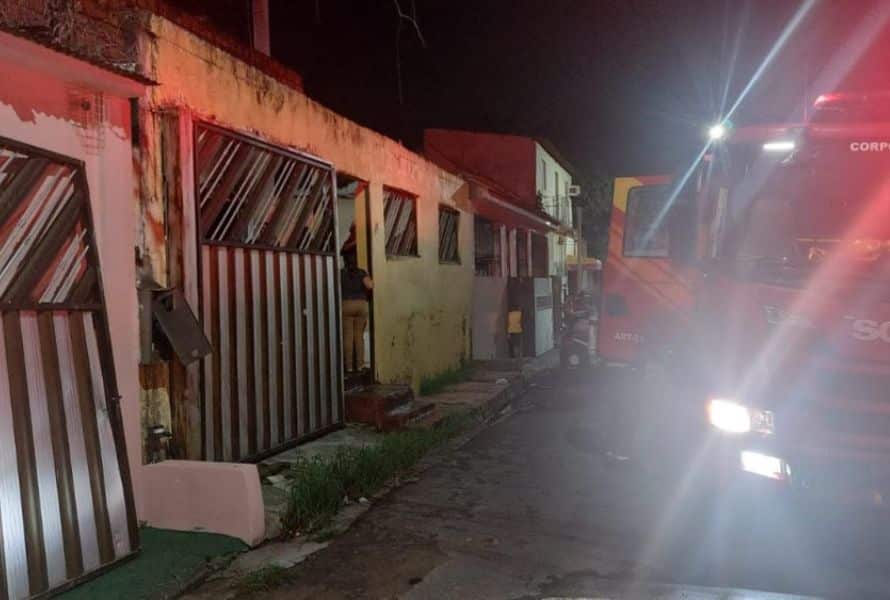 Casa pega fogo na Betânia após curto-circuito