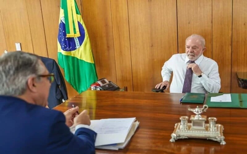 Lula proíbe entrada com celular em gabinete presidencial