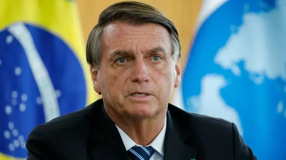 Bolsonaro se esquiva de terrorismo no DF e rebate Lula