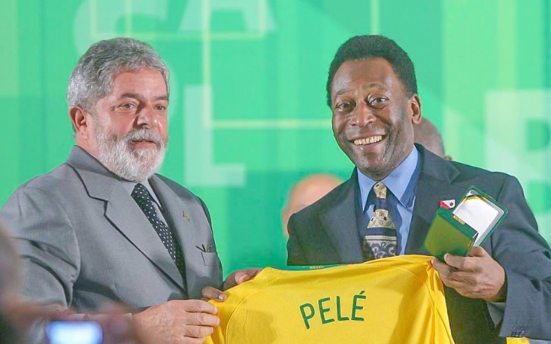 Lula vai ao velório de Pelé na Vila Belmiro
