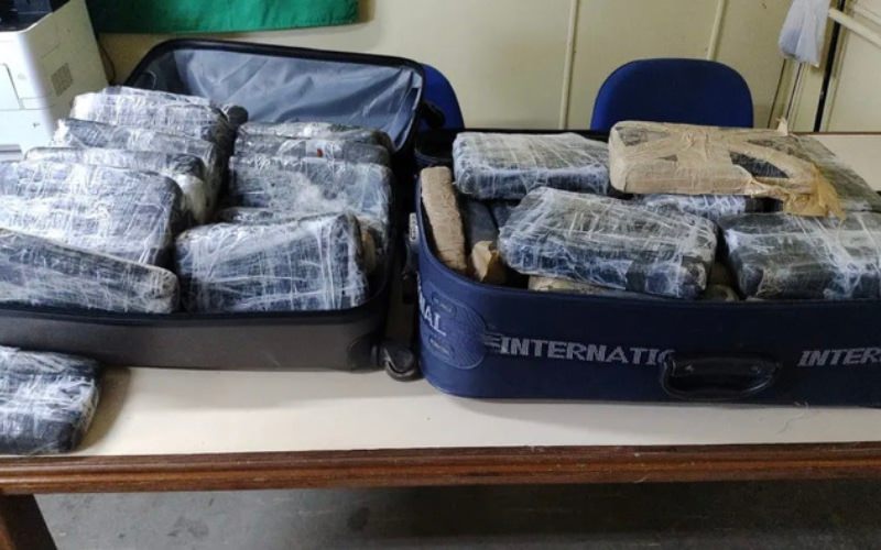 PC encontra 40 kg de droga dentro de malas no Porto da Panair