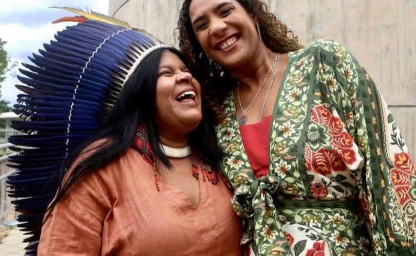 Sonia Guajajara ao lado de Anielle Franco