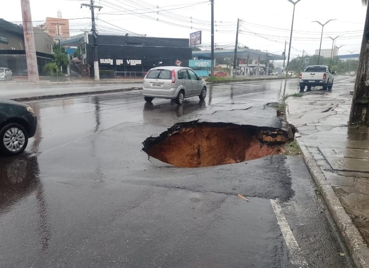 Cratera se abre na Rodrigo Otávio após  rompimento da drenagem