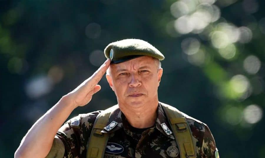 Lula demite comandante do Exército, general Júlio Arruda