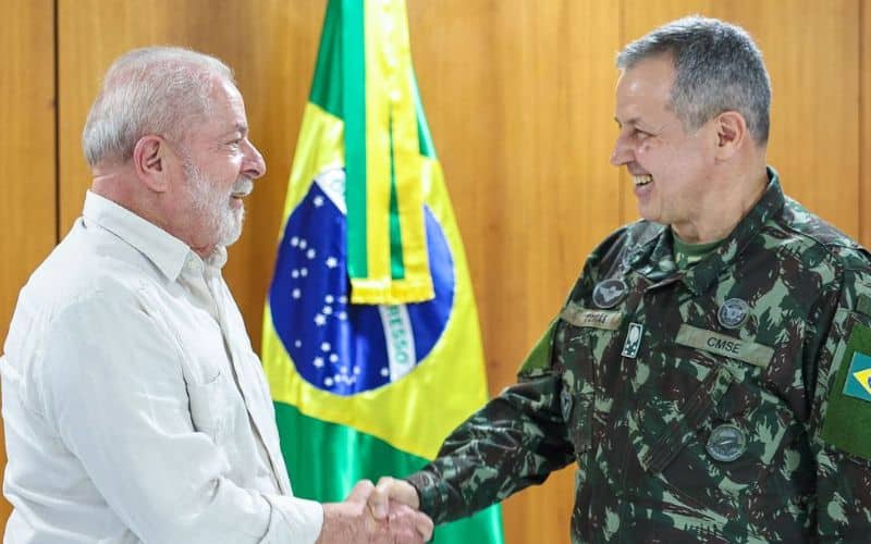 Tomás Ribeiro Paiva assume comando do Exército após demissão de Arruda