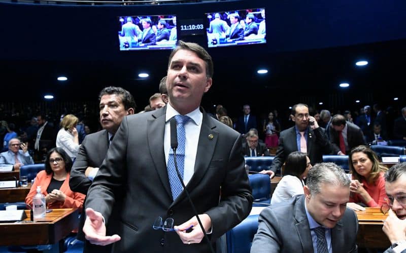 O senador Flávio Bolsonaro confirmou, em fala na mesa diretora do Senado, a existência de uma reunião entre Marcos do Val e Jair Bolsonaro.