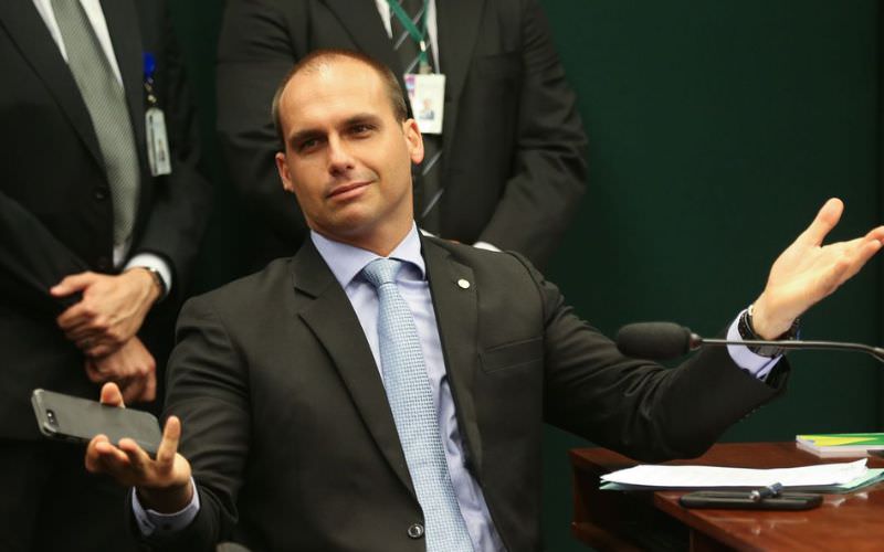 Eduardo Bolsonaro usa matéria de 2022 para condenar alta do combustível