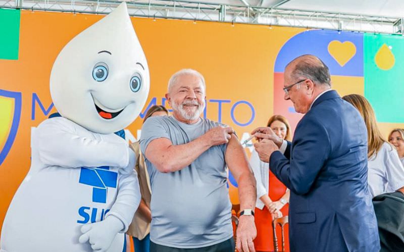 Lula recebe dose bivalente e traz de volta o Zé Gotinha