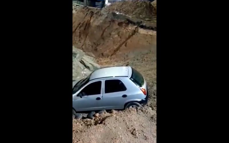 Carro cai em cratera de obra da avenida Djalma Batista