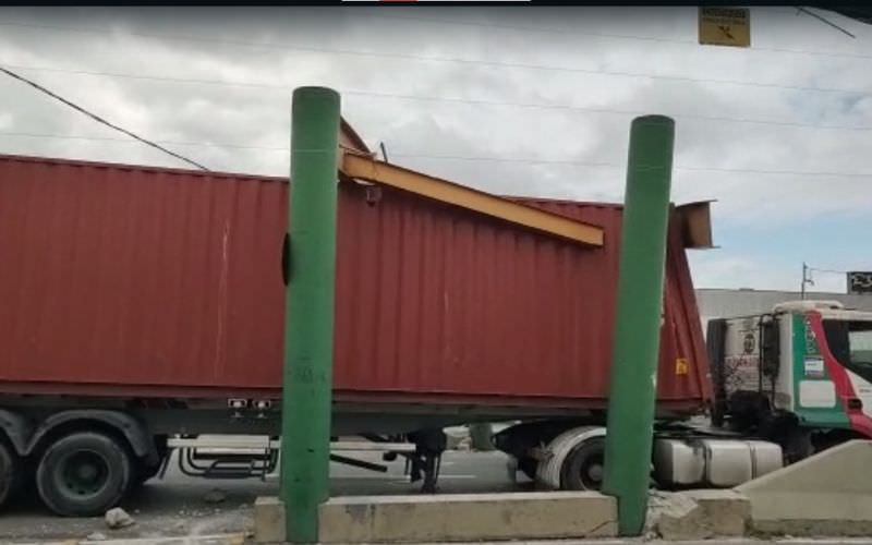 Caminhão fica preso em passagem de nível da avenida João Valério; veja vídeo