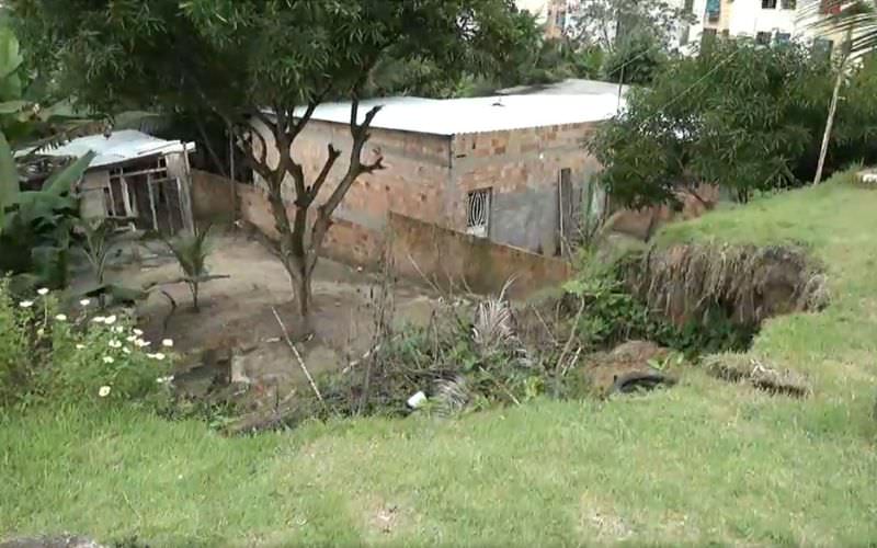 Moradores relatam descaso da prefeitura com cratera em Manaus